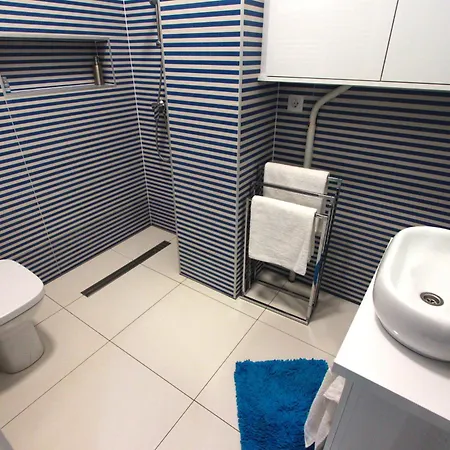 Stylish In Downtown Apartment