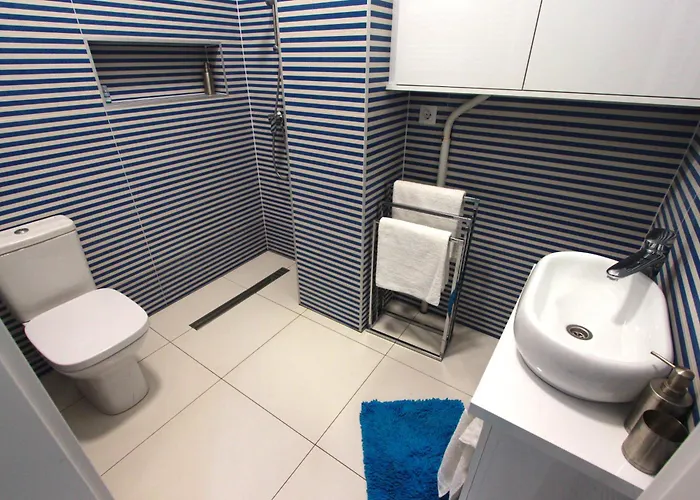 Stylish In Downtown Apartment